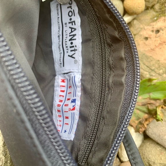 NY YANKEES PRO•FAN•ITY wristlet - Picture 3 of 4